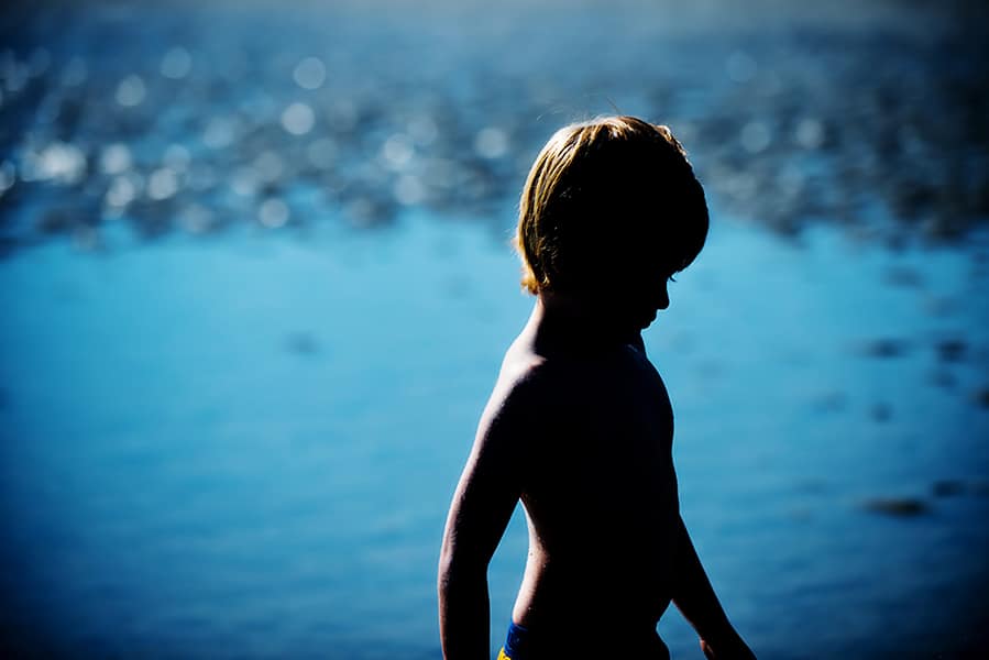 boy-by-the-sea-boulder-photographer
